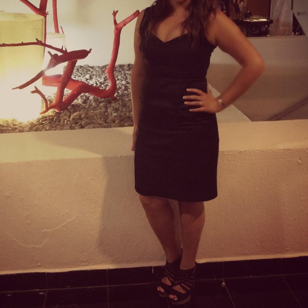 Black sleeveless lace detailed dress